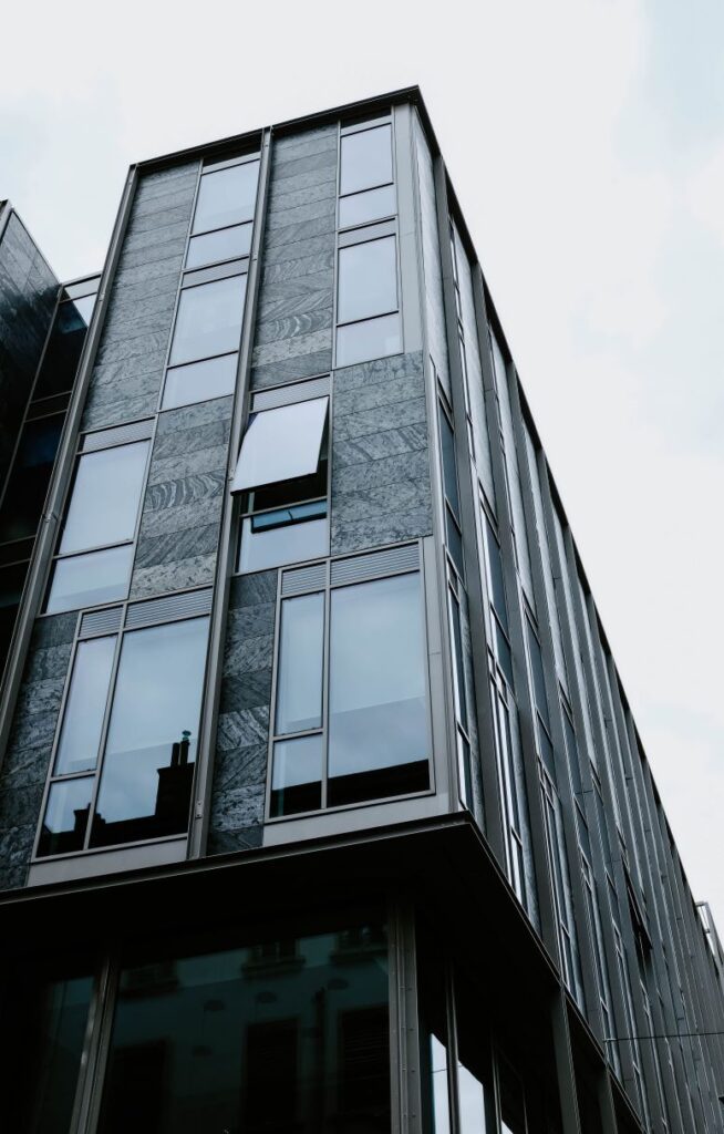 Siyah Cam Balkon Sistemleri ve Estetik Görünüm Katkısı